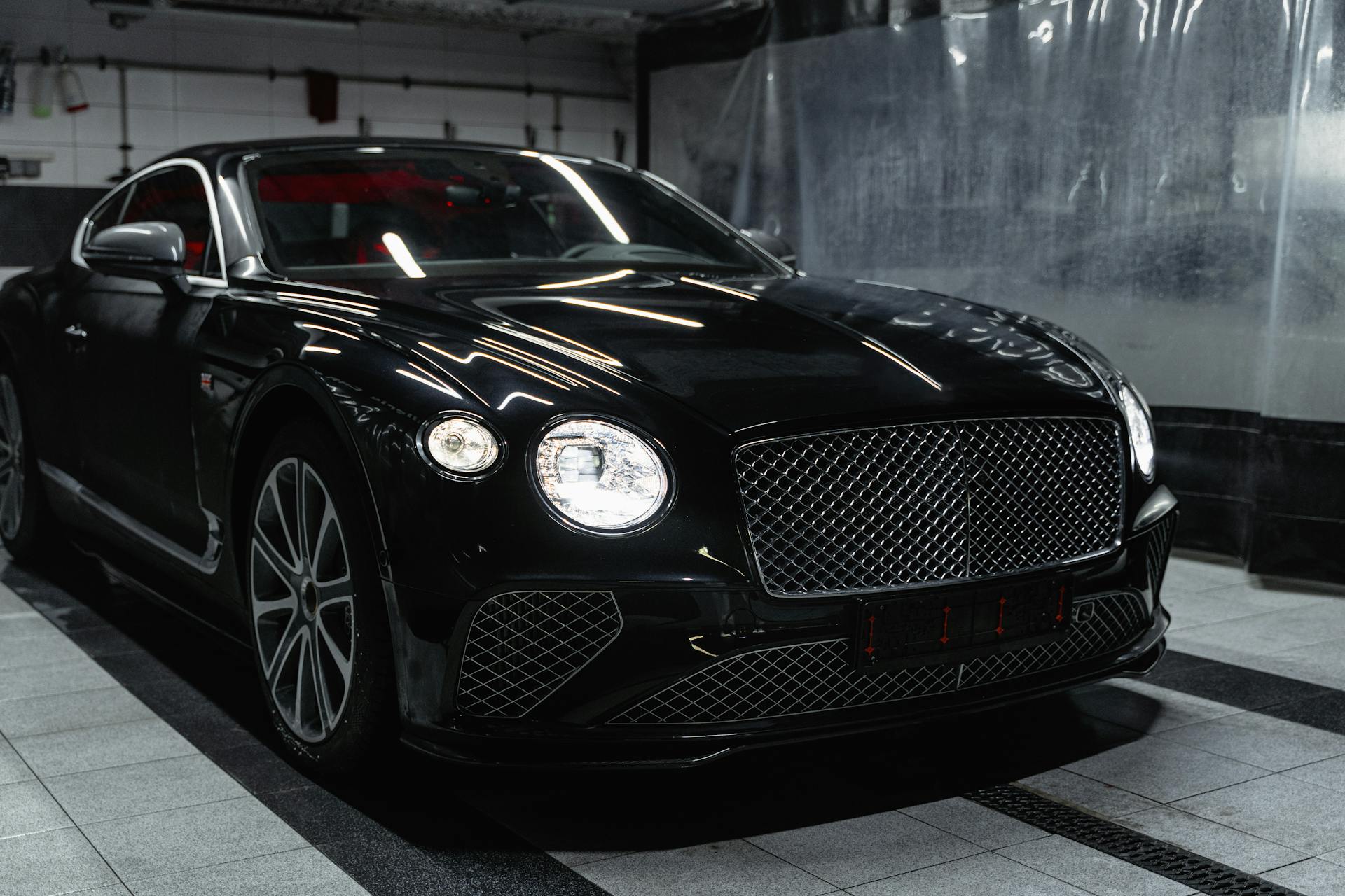 Eleganță și putere: Ce face din Bentley Continental GT un grand tourer fără egal
