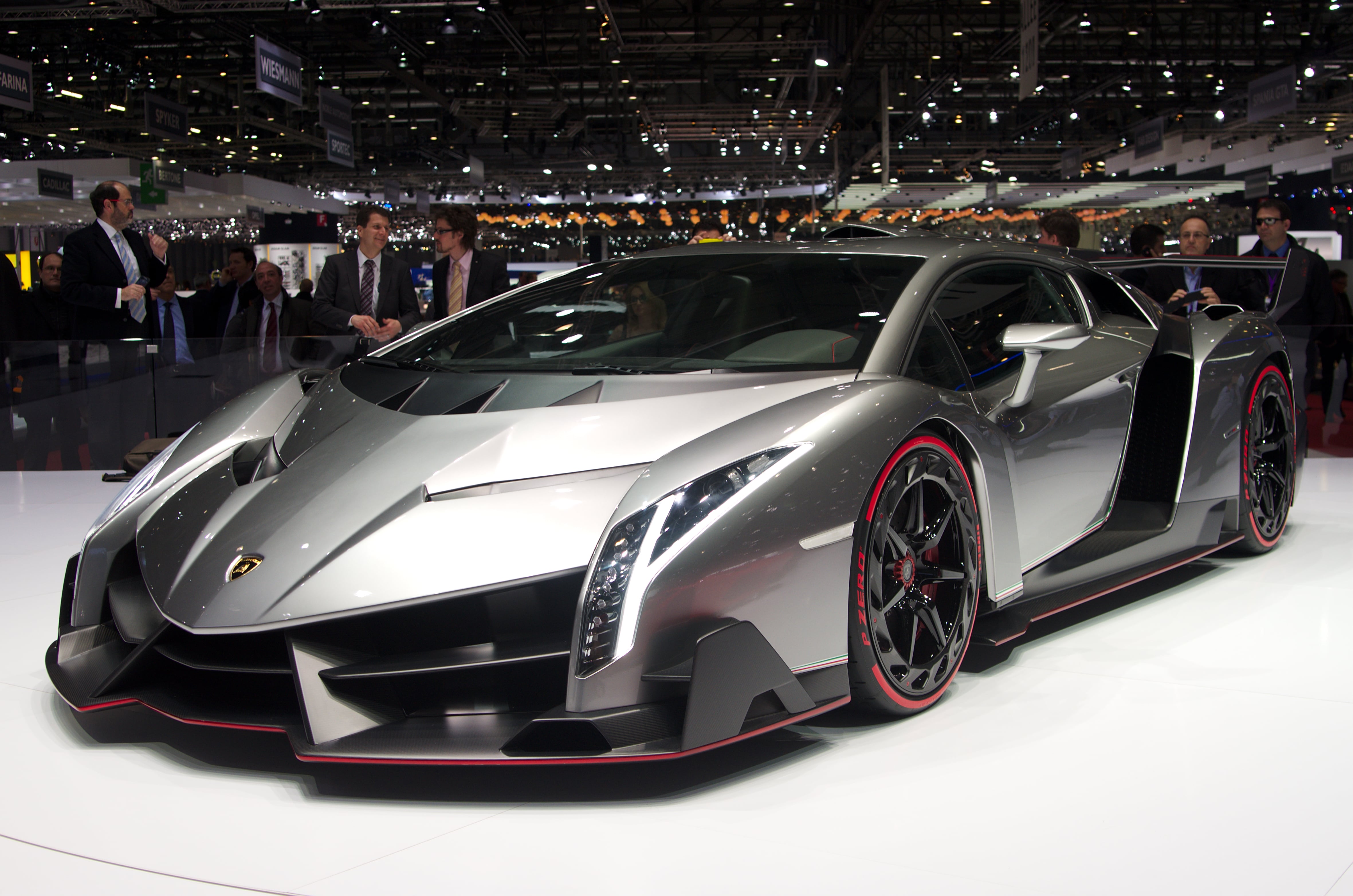 Lamborghini_Veneno_1 min