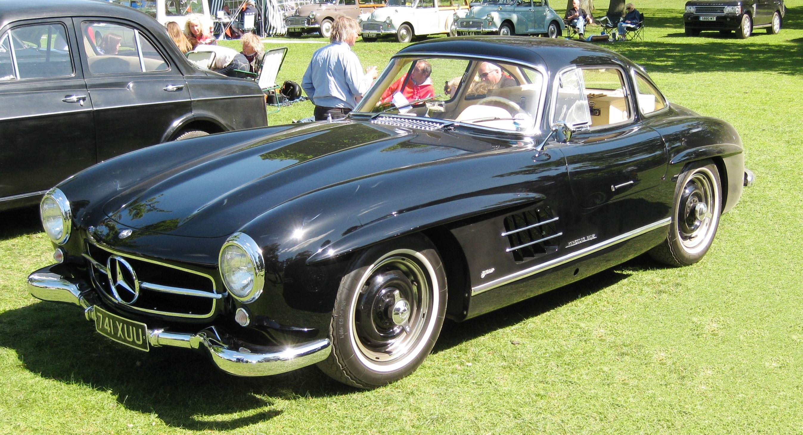 Mercedes_Benz_300SL_gullwing min