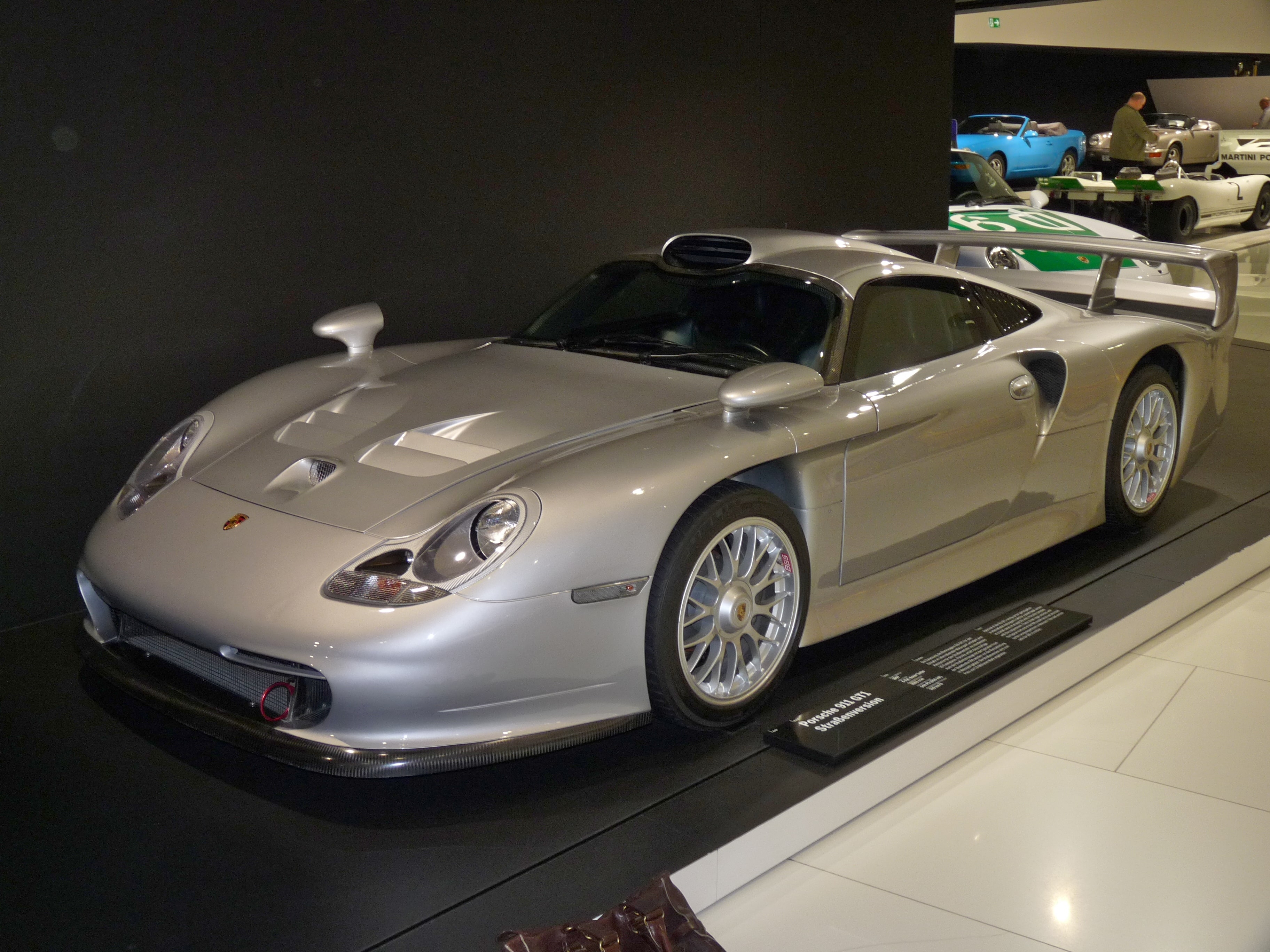 Porsche_911_GT1_street_version min