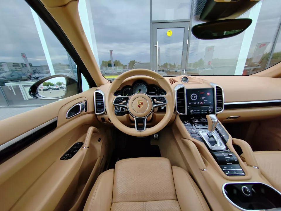 interior porsche cayenne