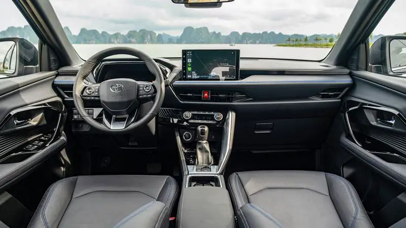 interior toyora yaris cross hybrid