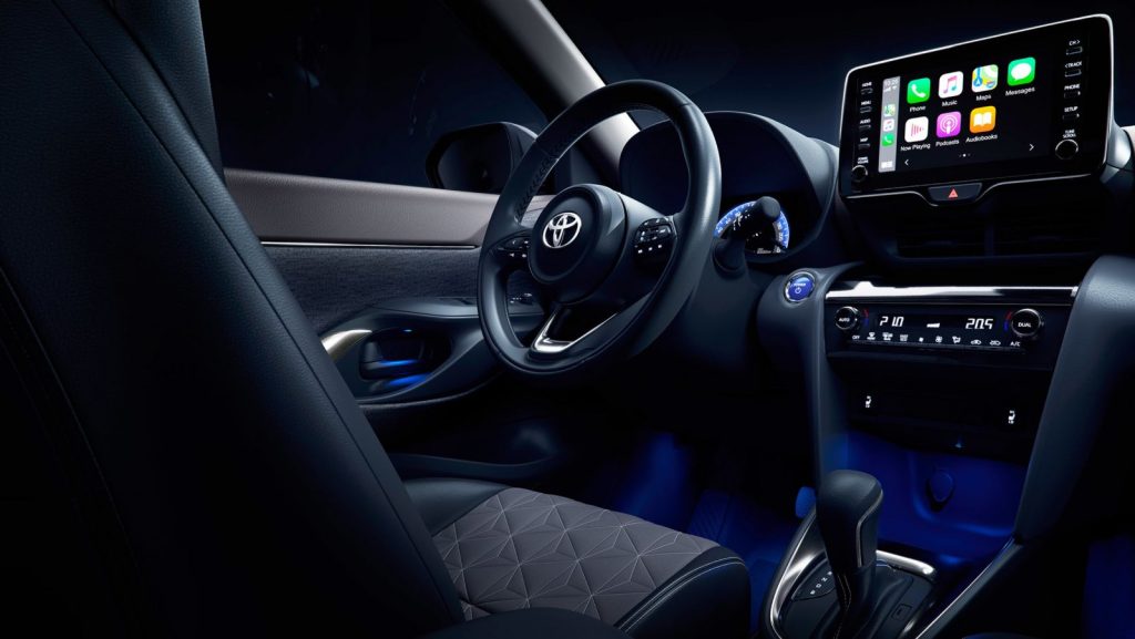 interior toyota yaris cross
