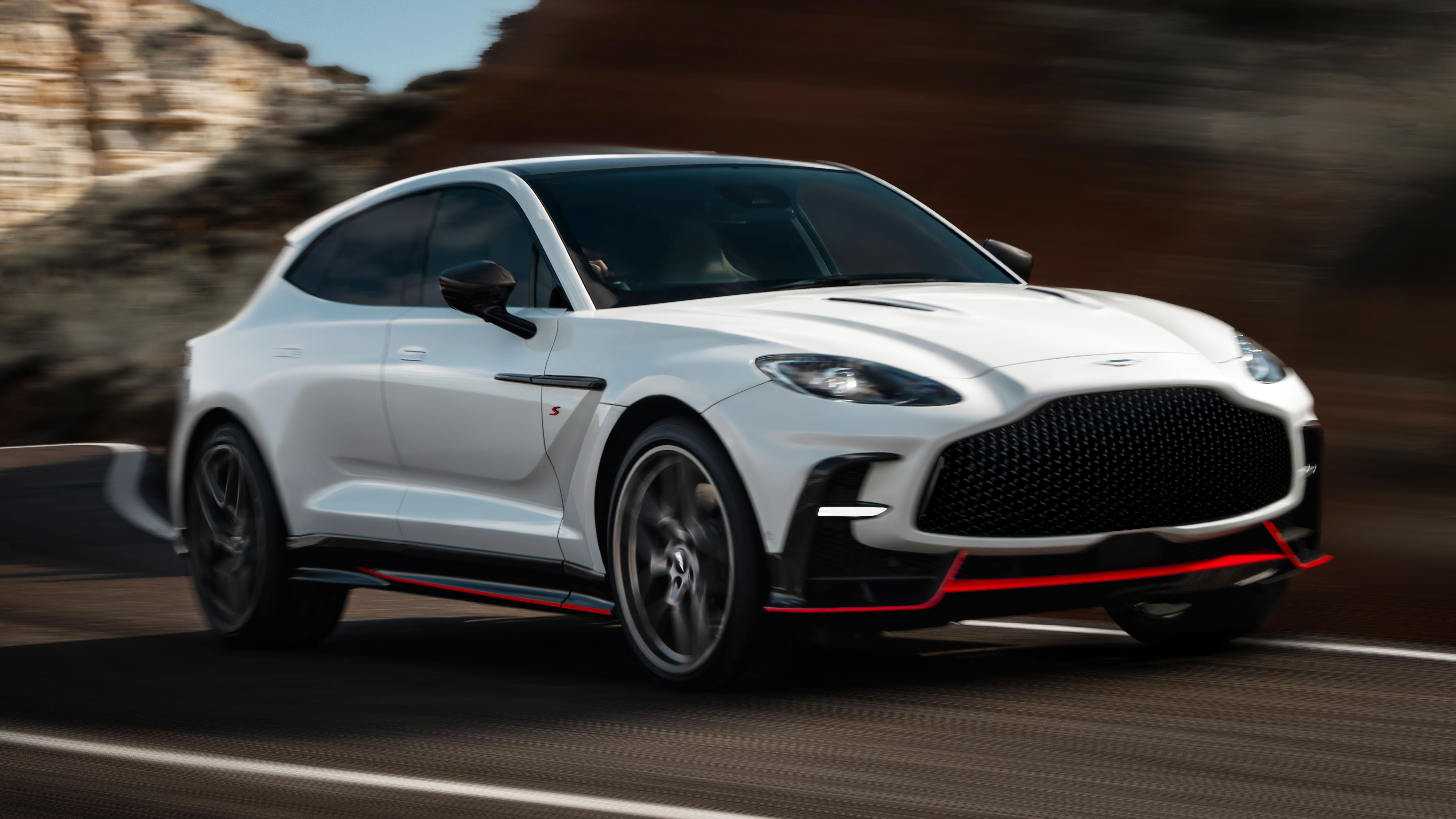 Aston Martin DBX S vs Ferrari Purosangue: Ce alegi?