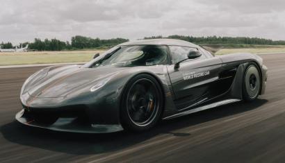 Koenigsegg Jesko Absolut vs Rimac Navera in 2025